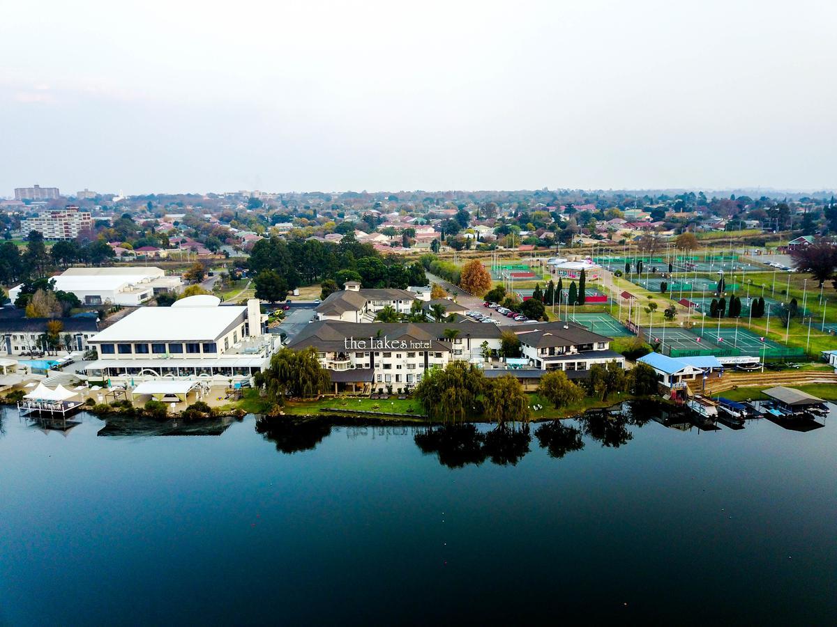 The Lakes Hotel & Conference Centre Бенони Экстерьер фото