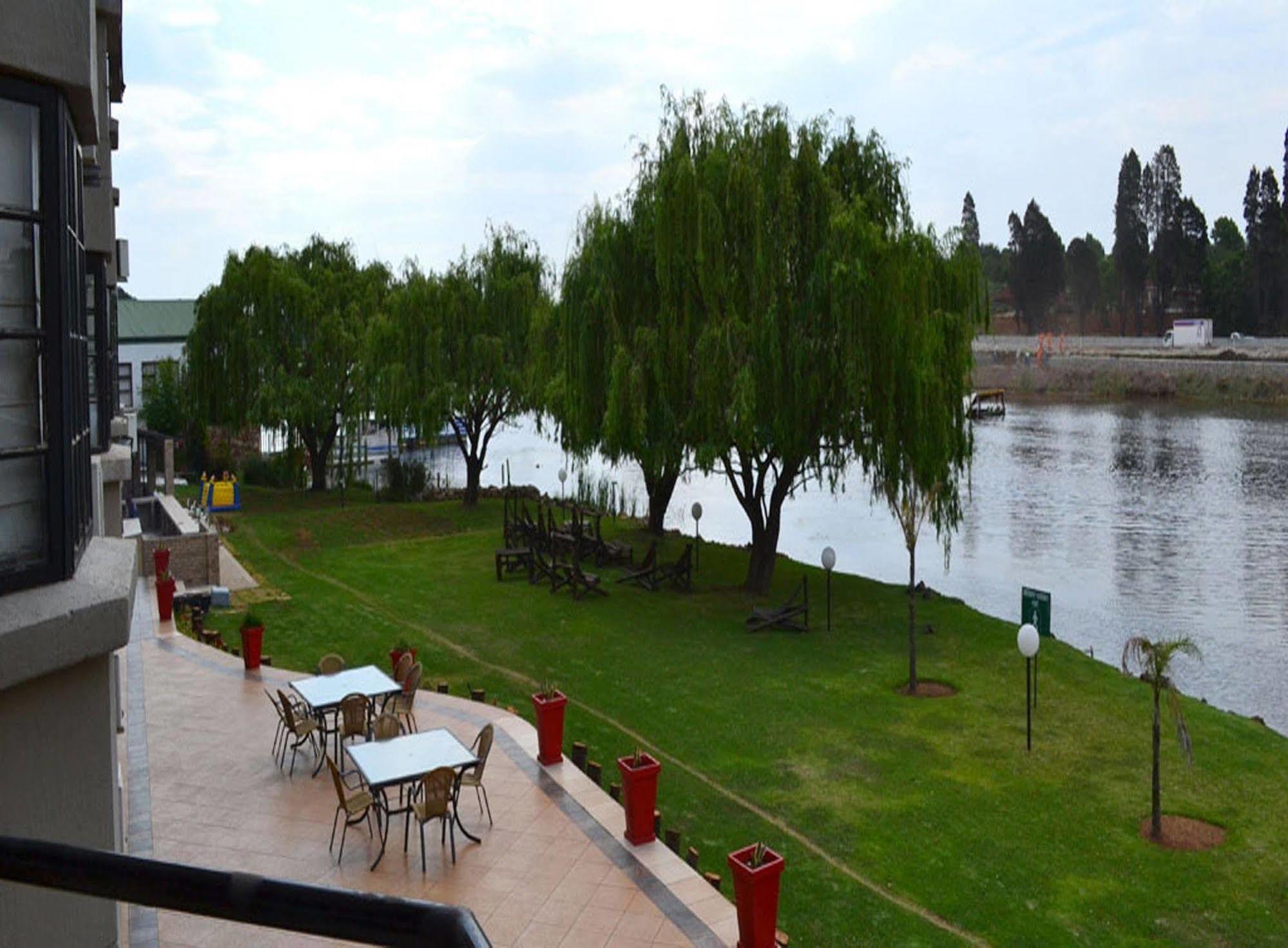 The Lakes Hotel & Conference Centre Бенони Экстерьер фото